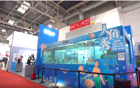 消防展第一天，德爾格超燃現(xiàn)場與美人魚親密接觸